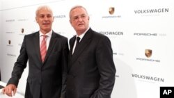 Pimpinan perusahaan Porsche AG, Matthias Mueller (kiri) dan pimpinan perusahaan Volkswagen AG, Martin Winterkorn dalam konferensi pers pengambil-alihan Porsche oleh Volkswagen AG (5/7).