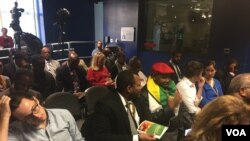 Abanye abantu abaphatheke kungxoxo mpikiswano eWashington DC ngoLwesine.