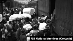 ARCHIVO - “Evacuados” de Los Ángeles cargan su equipaje en un tren que los llevará a un “centro de concentración”. (Foto: Clem Albers, 1942)