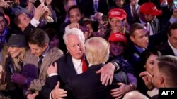(Archivo) En esta imagen del 9 de noviembre de 2016, se ve a Robert Trump, abrazar a su hermano Donald Trump, durante el discurso de aceptación como presidente electo, en la ciudad de Nueva York. (Getty Images North America/AFP).