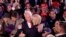 (Archivo) En esta imagen del 9 de noviembre de 2016, se ve a Robert Trump, abrazar a su hermano Donald Trump, durante el discurso de aceptación como presidente electo, en la ciudad de Nueva York. (Getty Images North America/AFP).