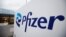 Logo Pfizer terlihat di kantor Pfizer di Puurs, Belgia, 2 Desember 2022. (Foto: REUTERS/Johanna Gero)