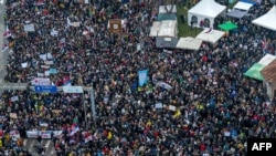 Studenti i građani na protestu u Kragujevcu (Andrej ISAKOVIC / AFP)