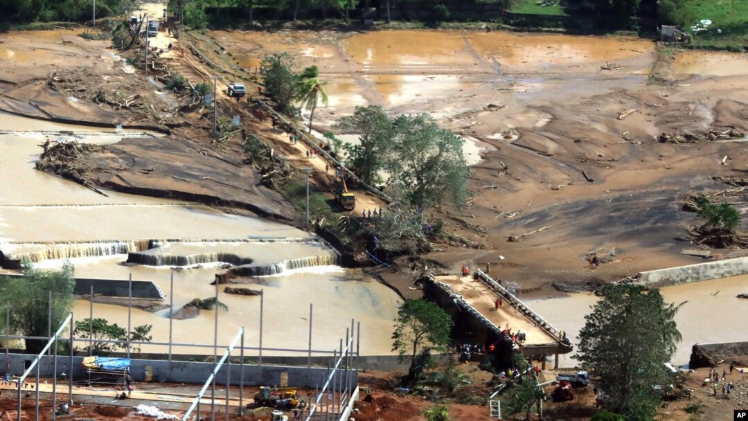 Pada foto dari divisi fotografer Kepresidenan Malacanang ini, terlihat warga mencoba untuk melewati Jembatan Caraycaray yang rusak akibat hantaman Badai Tropis Kai-Tak yang melanda provinsi pulau Biliran, Filipina tengah, Senin, 18 Desember 2017. (Foto: dok).