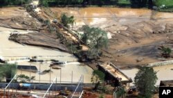 Pada foto dari divisi fotografer Kepresidenan Malacanang ini, terlihat warga mencoba untuk melewati Jembatan Caraycaray yang rusak akibat hantaman Badai Tropis Kai-Tak yang melanda provinsi pulau Biliran, Filipina tengah, Senin, 18 Desember 2017. (Foto: dok).