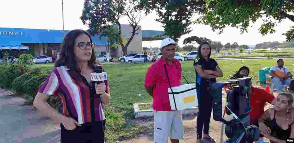 VOA Noticias Celia Mendoza y Alejandra Arredondo pasaron 11 días en las líneas fronterizas entre Venezuela, Brasil, Colombia y Ecuador informando sobre el éxodo de venezolanos en la región. (Alejandra Arredondo, Celia Mendoza &ndash; VOA) https://www.voanoticias.com/a/venezuela-frontera-ecuador-colombia/4541245.html &nbsp;