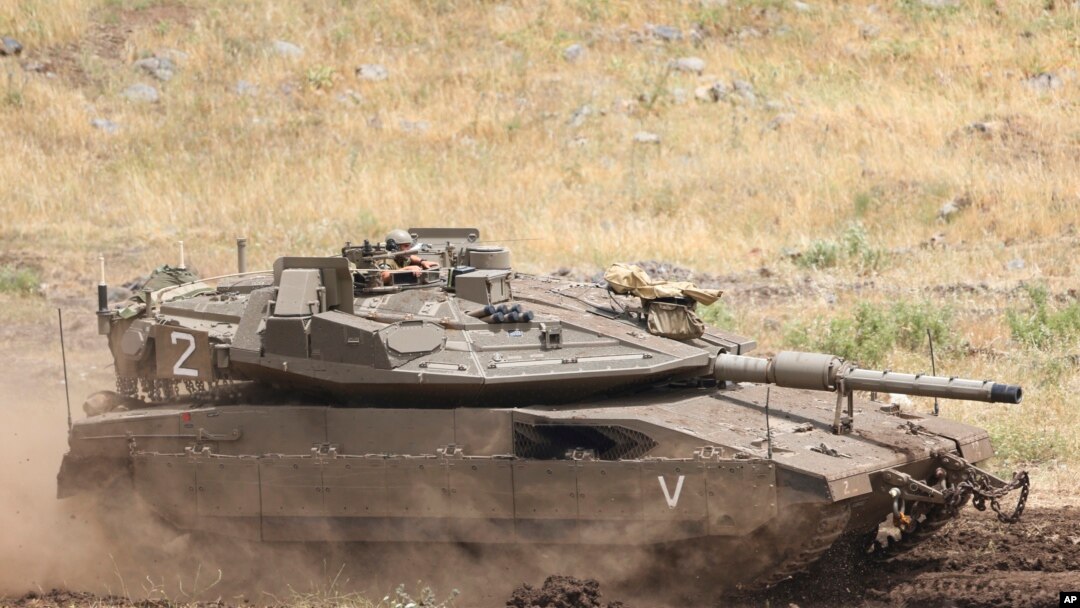 Israel tank melaju di Dataran Golan yang dikuasai Israel di dekat perbatasan dengan Suriah, 10 Mei 2018. 