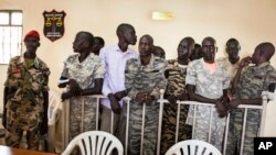 Des soldats sud-soudanais écoutent le verdict prononcé lors de leur procès dans une salle d'audience militaire à Juba, Soudan du Sud, 6 septembre 2018.