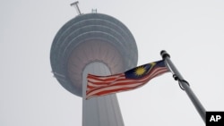 ILUSTRASI - Bendera nasional Malaysia berkibar di bawah Menara KL yang diselimuti kabut di Kuala Lumpur, Malaysia, Rabu, 18 September 2019. (AP/Vincent Thian)