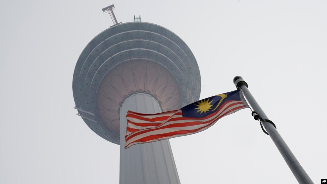Bendera nasional Malaysia berkibar di bawah Menara KL yang diselimuti kabut di Kuala Lumpur, Malaysia, Rabu, 18 September 2019. (Foto: AP)