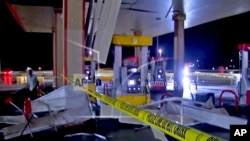 Captura de pantalla de un video muestra destrozos causados por tornados en una estación de gasolina en Shawnee, Oklahoma, el 10 de octubre de 2021.