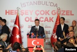 터키 이스탄불에서 공화인민당(CHP)의 에크렘 이마모을루 이스탄불 시장 후보가 23일 기자회견을 열고 있다.
