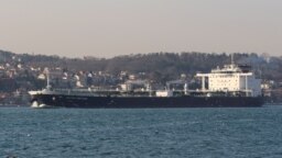 Tàu chở dầu British Heritage của Anh trên đường tới Biển Đen trong bức ảnh chụp ngày 1/3/2019. Anh nói 3 tàu của Iran đã tìm cách ngăn cản British Heritage khi đi qua Eo biển Hormuz.