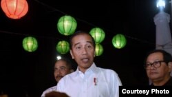 Presiden Joko Widodo di dalam konferensi pers singkat di Alun-Alun Purworejo, Jawa Tengah, Kamis malam, 29 Agustus 2019. (Foto: Setpres RI)