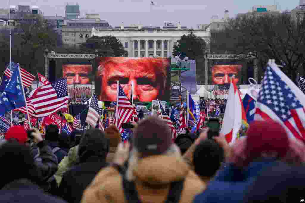 미국 연방 의회가 선거인단 투표 확증을 위해 합동회의를 여는 가운데 백악관 앞에서 도널드 트럼프 대통령 지지자들이 대규모 집회를 갔고 있다. 