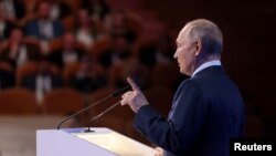 Президент Росії Володимир Путін виступає з промовою на форумі Російського союзу промисловців і підприємців (РСПП) у Москві, Росія, 16 березня 2023 року. Sputnik/Михайло Метцель/Pool через REUTERS/File Photo