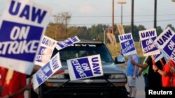 Los trabajadores de la asamblea de General Motors afuera de la planta de General Motors Bowling Green durante la huelga nacional de United Auto Workers (UAW) en Bowling Green, Kentucky, EE. UU., el martes.