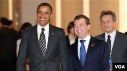 Presiden AS Barack Obama dan Presiden Rusia Dmitry Medvedev pada saat KTT G20 di Seoul, 12 November 2010.