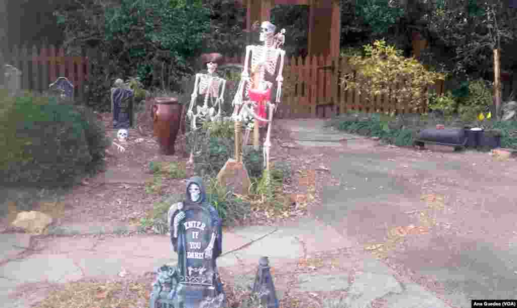 Esqueletos e campas fazem parte da tradição nas decorações de Dia das Bruxas