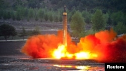 朝鲜官方通讯社朝中社发布的图片显示朝鲜发射远程战略弹道导弹（日期不详）