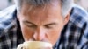 ຕາມທຳມະດາເຮົາກິນກາເຟໃສ່ cup ຄືຈັ່ງຊີ້(ຈອກແບບໃນຮູບນີ້) ບໍ່ແມ່ນໃສ່ glass.