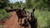 Un garde du KWS tente de couvrir les yeux d'Elia, un rhinocéros blanc du Sud âgé de 2,5 ans, pour se calmer au parc national de Meru, à 350 km de Nairobi, au Kenya, le 5 avril 2018.