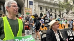 ARCHIVO - Docenas de partidarios del derecho al aborto se manifiestan frente a la Biblioteca Pública de la ciudad de Nueva York en Manhattan, Nueva York, el 15 de abril de 2023. La manifestación fue una de varias que tuvieron lugar en todo el país. AP