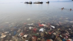 Sampah-sampah plastik tampak mencemari Laut Teluk Lampung, Bandar Lampung, 21 Februari 2019 lalu (foto: ilustrasi/AFP).