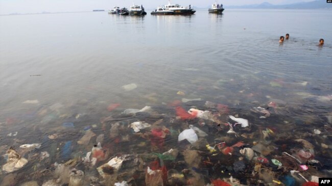 Sampah-sampah plastik tampak mencemari Laut Teluk Lampung, Bandar Lampung, 21 Februari 2019. (foto: ilustrasi/AFP).