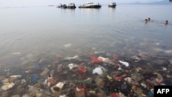 Sampah-sampah plastik tampak mencemari Laut Teluk Lampung, Bandar Lampung, pada 21 Februari 2019 lalu (Foto: ilustrasi/AFP).