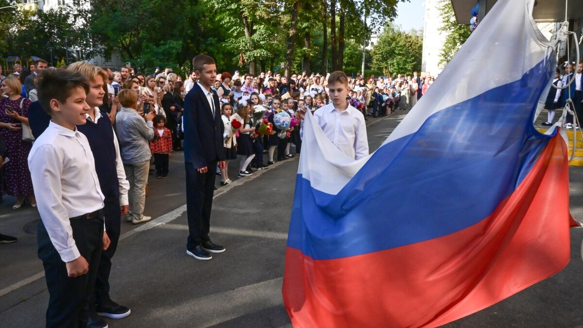 «Разговоры о важном», новый учебник истории: российские дети вернулись в школы
