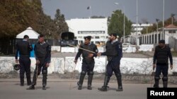 Polisi Pakistan melakukan penjagaan keamanan gedung parlemen di Islamabad (foto: dok). Pakistan melantik para anggota parlemen baru 1/6. 