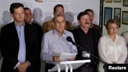 Humberto de la Calle, flanked by fellow negotiators for Colombia's government, speaks to reporters in Havana about an agreement with FARC rebels to clear battlefields of explosives, March 7, 2015.