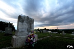 Grave marker of Eng and Chang Bunker.