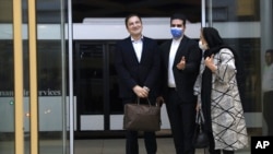 Dokter Iran yang bertugas di Florida Matteo Taerri, (kiri) disambut pejabat Kementerian Luar Negeri Iran dan istrinya (kanan), setibanya di Bandara Teheran Imam Khomeini dari AS, 8 Juni 2020. (Majid Asgaripour/Mehr News Agency via AP)