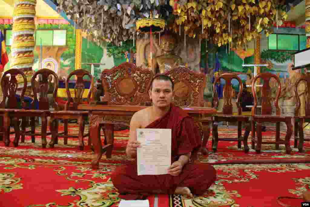 Thach Ha Sam Ang, Samakki Raingsey&rsquo;s acting chief monk hold the letter notify the investigation from authority on February 5, 2015.