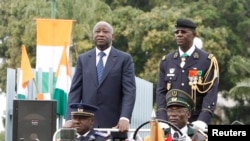 L'ancien chef de l'armée Philippe Mangou, à droite de Laurent Gbagbo, à Abidjan, le 7 août 2009.