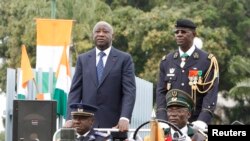 L'ancien chef de l'armée Philippe Mangou, à droite de Laurent Gbagbo, à Abidjan, le 7 août 2009.