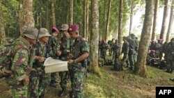 Indonežanski vojnici na mapi proučavaju lokaciju gde se srušio ruski avion