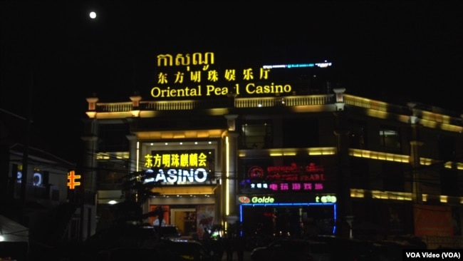这是位于柬埔寨西哈努克港的一家赌场。由于柬埔寨法律禁止其国人赌博，这些赌场的服务对象主要都是中国人。
