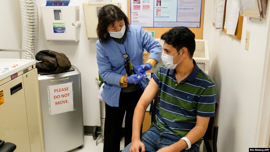 Afg'onistonlik klinikada tibbiy ko'rikdan o'tmoqda, San-Xose, Kaliforniya, 2021-yil, 9-dekabr.