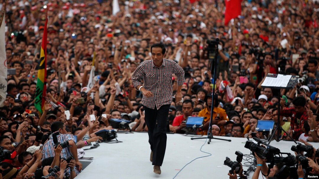 Joko Widodo sebagai calon presiden dalam kampanye pilpres 2014, berlari di panggung setelah berpidato di depan pendukungnya di Gelora Bung Karno, 5 Juli 2014. (Foto:dok).