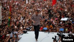 Joko Widodo sebagai calon presiden dalam kampanye pilpres 2014, berlari di panggung setelah berpidato di depan pendukungnya di Gelora Bung Karno, 5 Juli 2014. (Foto:dok).