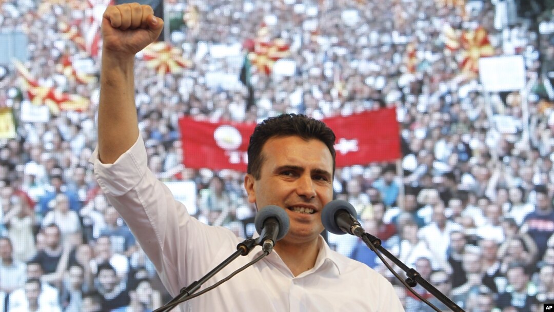 Pemimpin oposisi Macedonia, Zoran Zaev memimpin protes anti pemerintah di ibukota Skopje (17/5).