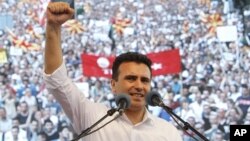 Pemimpin oposisi Macedonia, Zoran Zaev memimpin protes anti pemerintah di ibukota Skopje (17/5).