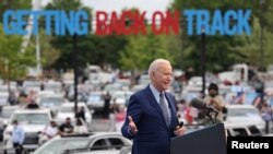 Tổng thống Mỹ Joe Biden dự một buổi tập hợp bằng xe để mừng 100 ngày tại chức tại Trung tâm Infinite Energy ở Duluth, bang Georgia, Mỹ, ngày 29 tháng 4, 2021. 