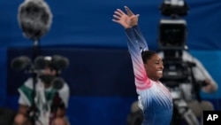 La estadounidense Simone Biles al completar su rutina en la viga de equilibrio en los Juegos Olímpicos de Tokio, el martes 3 de agosto de 2021.