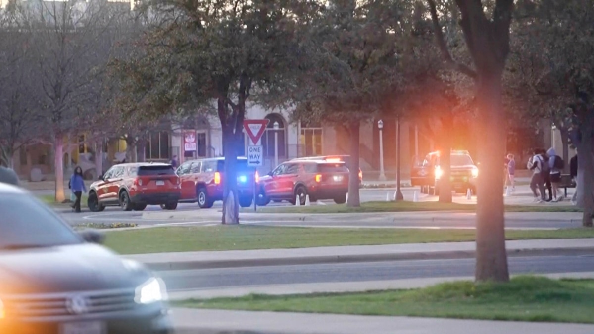 Explosión en ducto de mantenimiento en la Universidad Texas Tech provoca incendios y cancela clases