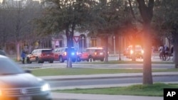 Esta captura de pantalla, tomada de un video proporcionado por KAMC el 12 de marzo de 2025, muestra el tráfico en el campus de la Universidad Tecnológica de Texas en Lubbock. AP