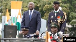 Le président ivoirien Laurent Gbagbo (à g.) et le général Philippe Mangou, chef des armées, lors du 49e anniversaire de l'indépendance de la Côte d'Ivoire, à Abidjan le 7 août 2009. (Photo REUTERS/Luc Gnago)